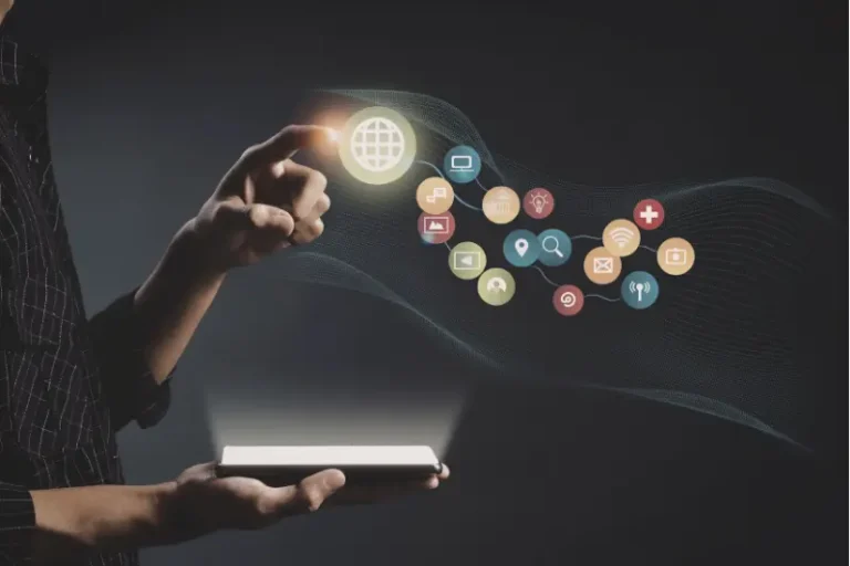 Marketing 360 i system handlowy firmy - grafika z siecią ikon nad telefonem prezentująca zintegrowaną reklamę treści